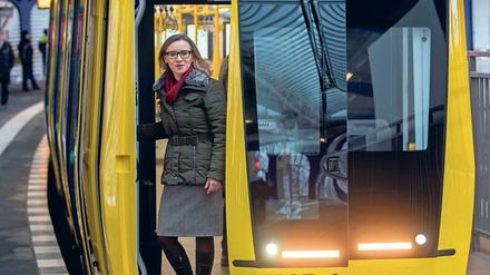 Die BVG-Vorstandsvorsitzende Sigrid Evelyn Nikutta in einer U-Bahn.