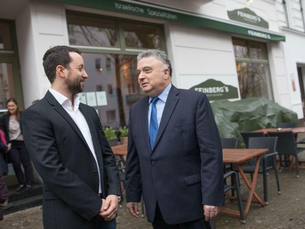 Yorai Feinberg (li.) mit dem israelischen Botschafter in Berlin, Jeremy Issacharoff, am Tag nach dem Angriff.