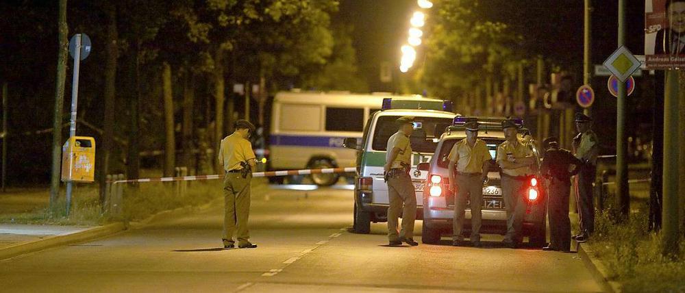 Sie schlagen sich die Nacht um die Ohren: Berliner Polizei im Einsatz im Rockermilieu.