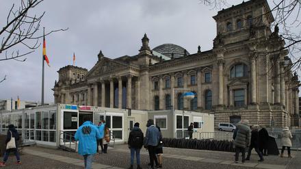 Die Container vor dem Reichstagsgebäude wurden ohne Genehmigung aufgestellt. Sie sollen durch ein festes Besucherzentrum ersetzt werden.