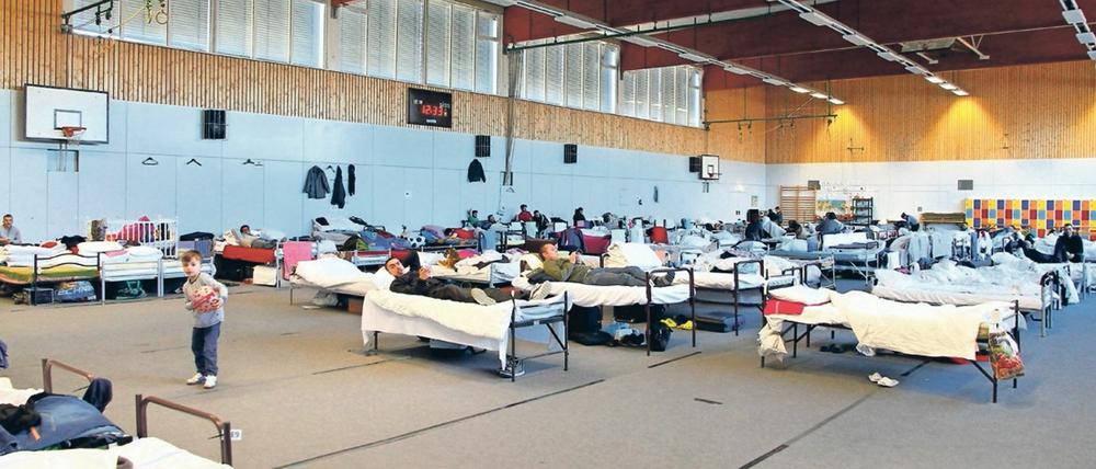 Ab Ende Januar sollen noch zwölf Turnhallen in Berlin als Unterkünfte für Flüchtlinge genutzt werden. 