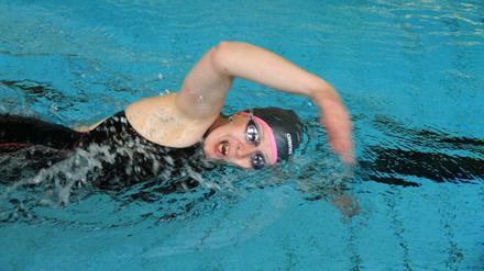 Die Schwimmerin und Bloggerin Bianca Tchinda lehnt die Einschränkung von privatem Schwimmtraining in Berliner Bädern ab.