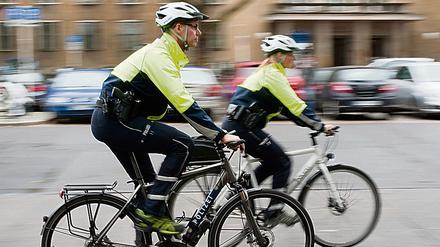 Mit Helm und Schutzblech: Die Polizei-Fahrradstaffel.
