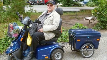 Mit seinem elektrischen Rollstuhl ist Werner Agatz am Dienstag von seiner Reise zurückgekommen. 