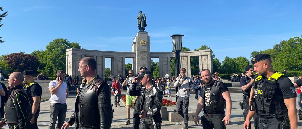 Polizisten begleiteten die "Nachtwölfe"-Rocker bei ihrem Besuch am Sowjetischen Ehrenmal in Tiergarten.