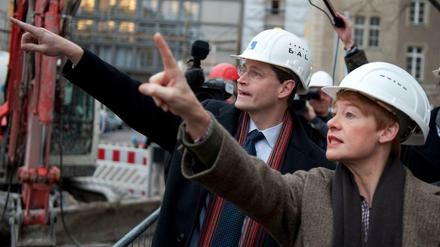 Die beiden kennen sich. Senatsbaudirektorin Regula Lüscher zeigt Michael Müller die Baustelle - der wird ja neuer Regierender von Berlin.