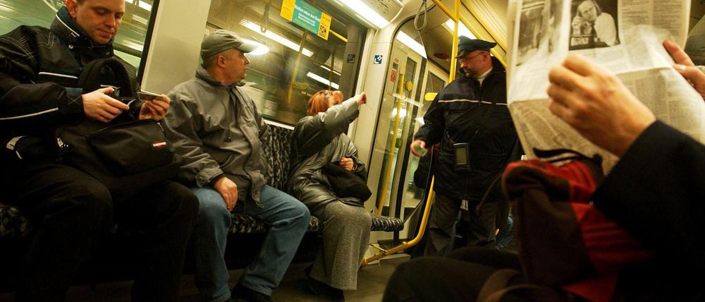In der U-Bahn wird häufig kontrolliert. Jetzt soll das Schwarzfahren auch in Bussen erschwert werden.