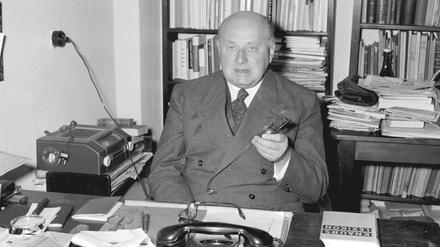 Arzt, Dichter, Liebhaber. Gottfried Benn in seinem Büro im August 1953, drei Jahre vor seinem Tod. 