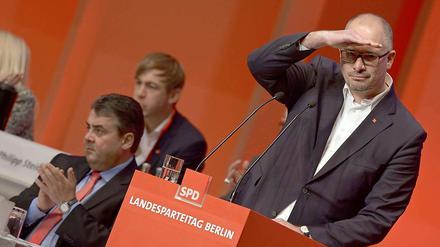 Der SPD-Landesvorsitzende Jan Stöß spricht auf einem Landesparteitag im November 2013 zu den Delegierten.
