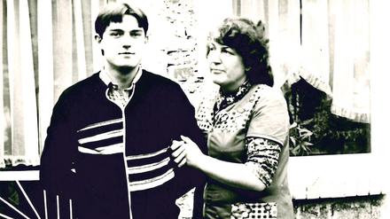 Eng verbunden. Irmgard Bittner und ihr mittlerer Sohn Michael auf einem Bild aus den 1980er Jahren.
