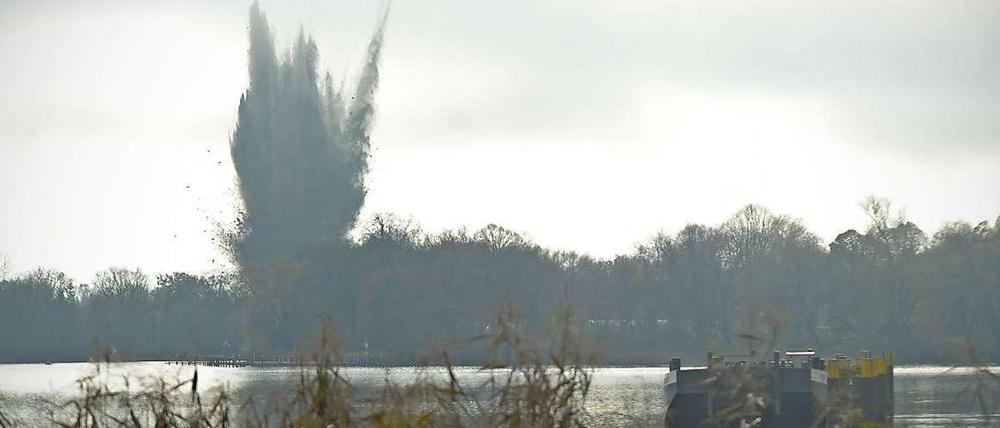 Rumms: Die Zehn-Zentner-Bombe aus dem Zweiten Weltkrieg ist Mittag in Oranienburg gesprengt worden.