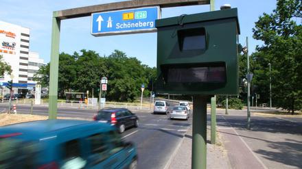 Einige Autofahrer kennen diesen stationären Blitzer am Steglitzer Kreisel vermutlich schon. Foto: Thilo Rückeis
