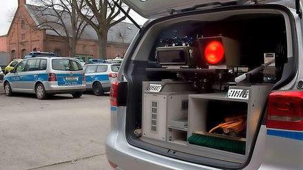 Seit 2015 blitzt die Berliner Polizei nicht mehr nur aus Zivilfahrzeugen, sondern auch aus Streifenwagen heraus.