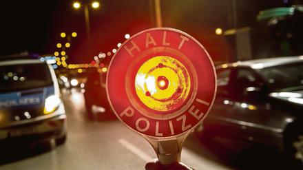 Ein Polizist stoppt in Berlin auf der Autobahn 100 unweit der Aus- und Einfahrt Beusselstraße mit seiner Kelle einen Pkw. 