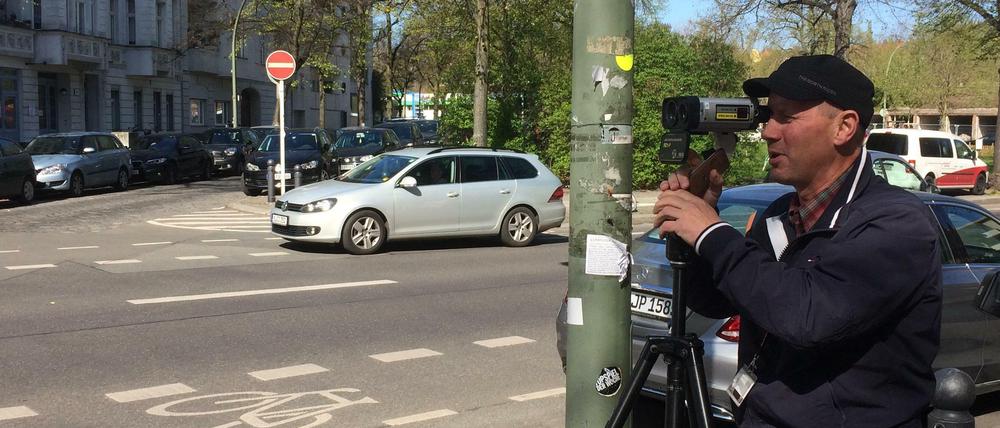 Scharfes Auge: Ein Polizist an der Ecke Damaschkestraße / Joachim-Friedrich-Straße.