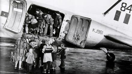 Abflug in Gatow. Auf dem einstigen britischen Militärflugplatz bestiegen die Kinder aus dem umzingelten West-Berlin die „Dakotas“.
