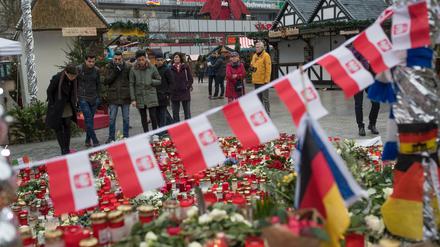 Mit Blumen und Kerzen gedenken Menschen den Opfern des Anschlags.
