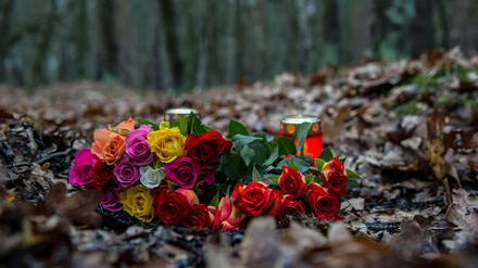 Blumen und Kerzen wurden in dem Waldstück an der Bärenlauchstraße abgelegt. An dieser Stelle war die junge Frau tot aufgefunden worden. 