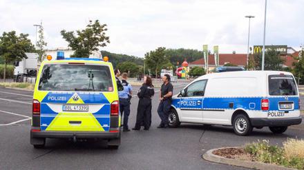 Der Rasthof Linumer Bruch wurde am Dienstag evakuiert, nachdem ein Drohanruf eingegangen war. 
