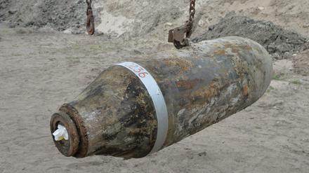Eine entschärfte 250 Kilogramm Bombe hängt am Kranhaken. Diese wurde in Oranienburg entschärft.