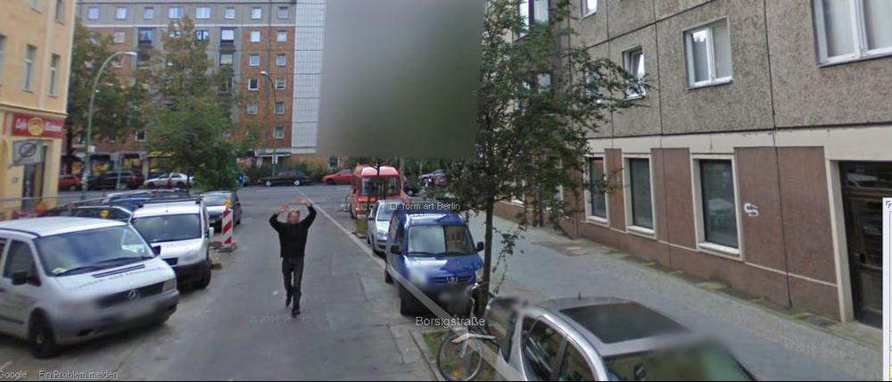 In der Borsigstraße in Mitte entdeckte Twitternutzer Aram Bartholl diesen jungen Mann. Er läuft etwa 100 Meter hinter dem Google-Auto her.