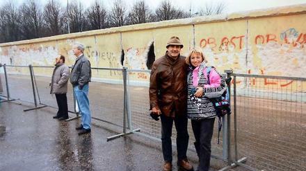 Gudrun und Michel Boisseau vor der Berliner Mauer. 1989 lebte das Paar in Paris; mit dem Mauerfall konnte Gudrun ihre Familie aus der DDR endlich öfter sehen.