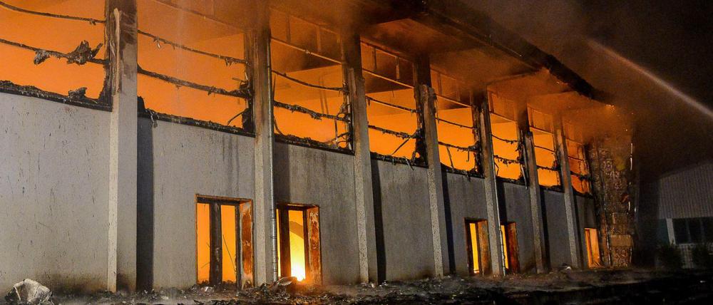 Am 25. August 2015 niedergebrannt: eine als Flüchtlingsunterkunft geplante Sporthalle in Nauen.