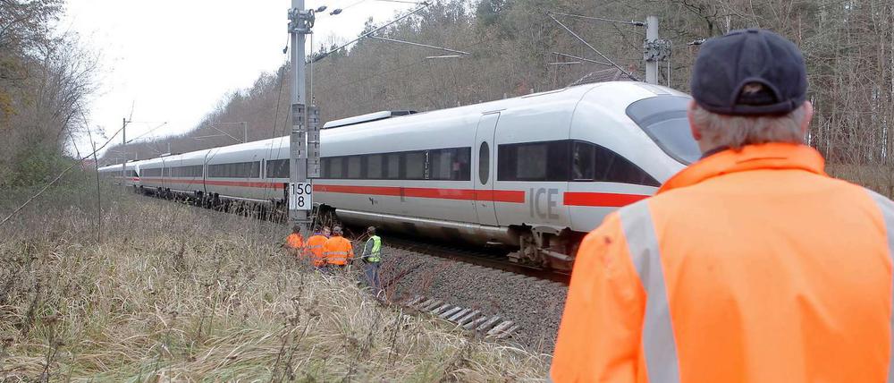 Ein Brandanschlag auf die Bahnstrecke zwischen Hamburg und Berlin hat am Samstag zu erheblichen Verzögerungen im Bahnverkehr geführt. 