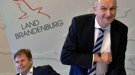 Gelöste Stimmung bei Brandenburgs Ministerpräsident Woidke (SPD; r.) und seinem Finanzminister Görke (Linke). Die beiden legten am Dienstag einen Rekordhaushalt vor.