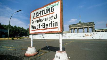 Die Toten an der Berliner Mauer (hier vor dem Brandenburger Tor im Juli 1986) wurden oft heimlich verbrannt und die Asche vergraben.