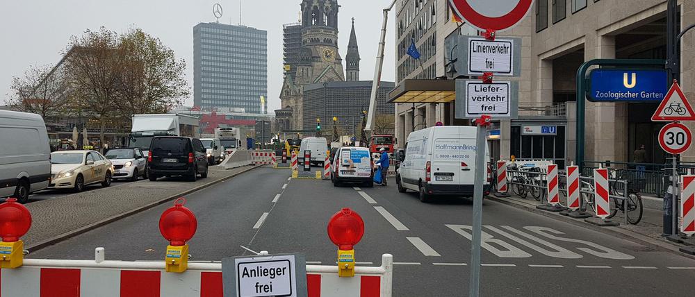 An der Hardenbergstraße wurde das Schild "Fahrräder frei" vergessen.