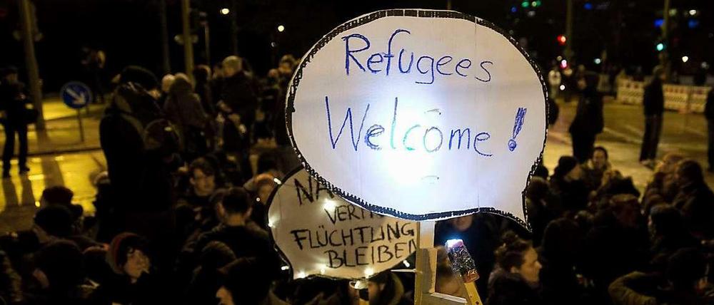 Unter dem Motto "Refugees Welcome" protestierten rund 1500 Demonstranten gegen eine Kundgebung von Flüchtlingsheimgegnern in Marzahn.