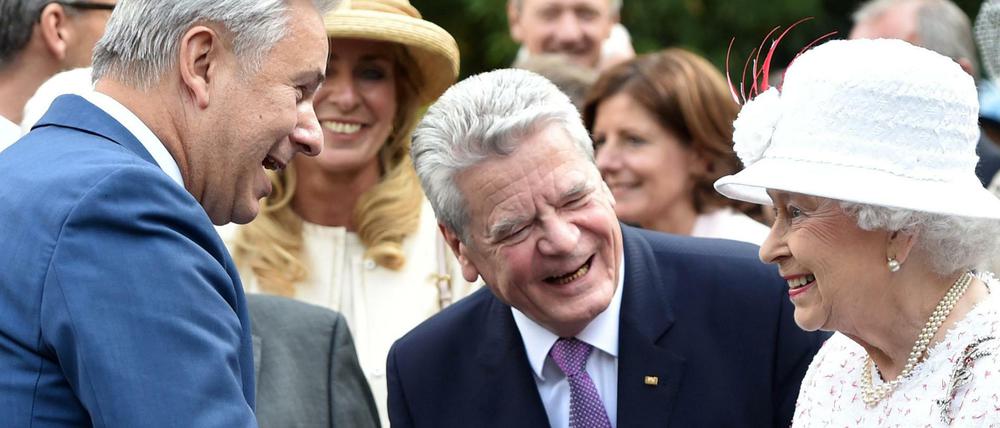 Alte Bekannte!? Königin Elizabeth II. schüttel Klaus Wowereits (l.) Hände und Bundespräsident Joachim Gauck lacht herzhaft dazu. 