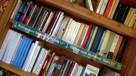 Ein Bücherregal in einer Telefonzelle. Am "Gleis 17" am S-Bahnhof Grunewald steht die "Bücherboxx". Darin: Lauter Bücher zum Thema Drittes Reich und Nationalsozialismus. Wer ein Buch mitbringt, der kann sich ein anderes dafür herausnehmen. 