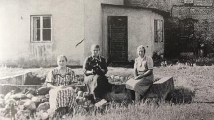 Die Schwestern Elisabeth, Frieda und Gertrud Gütling, deren Bauernhof ausgebombt wurde, Alt-Buckow 52-58.