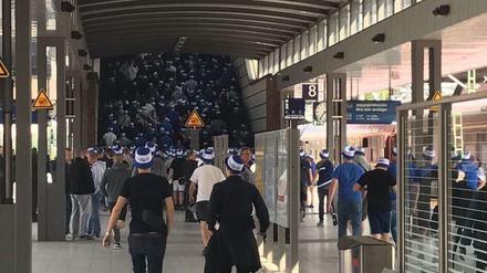 Ankunft der Schalke-Fans am Bahnhof Gesundbrunnen.