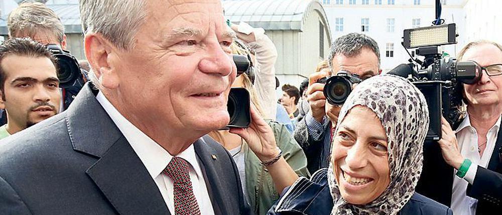 Willkommen. Der damalige Bundespräsident Joachim Gauck besuchte die Flüchtlinge im früheren Rathaus Wilmersdorf im August 2015.