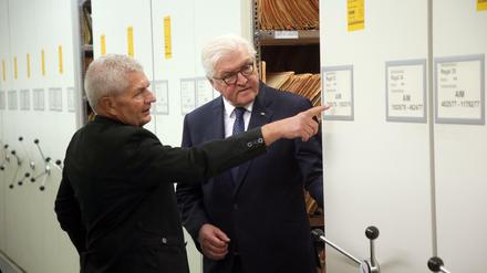 Bundespräsident Frank-Walter Steinmeier (r) mit Roland Jahn, Bundesbeauftragter für die Stasi-Unterlagen.