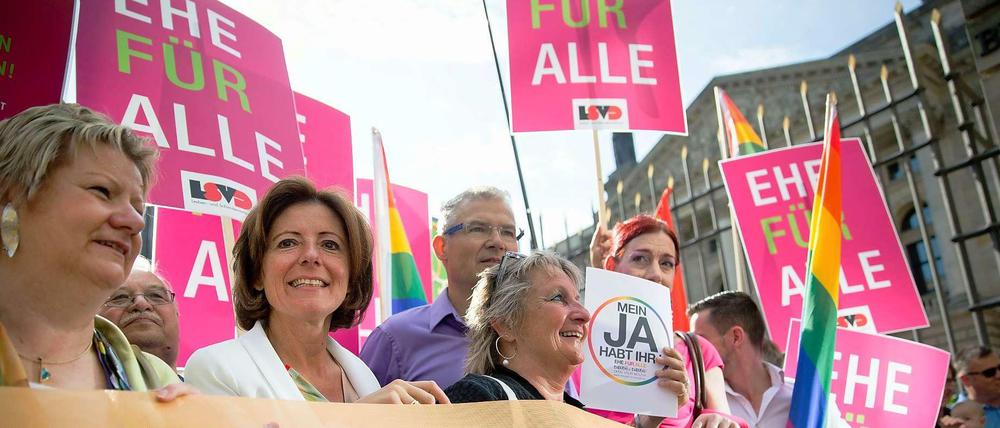 Die Ministerpräsidentin von Rheinland-Pfalz, Malu Dreyer (SPD, 2.v.l.), und die stellvertretende Ministerpräsidentin des Landes Nordrhein-Westfalen, Sylvia Löhrmann (Die Grünen, ganz links), haben am Vormittag an einer Protestkundgebung für die Gleichstellung homosexueller Partnerschaften vor dem Bundesrat teilgenommen.
