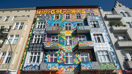 Knallbunte Fassade eines Hostels am Stuttgarter Platz.