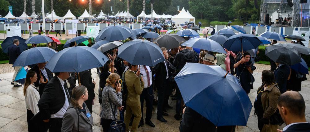 Ins Wasser gefallen. Die Schirme mit dem Aufdruck „Der Bundespräsident“ gab's als Souvenir.