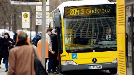 Schlangen beim Einsteigen in den Bus: eine alltägliche Berliner Szene.