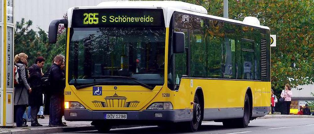 Wer in einen Bus einsteigt und keinen Sitzplatz bekommt, sollte sich gut festhalten, rät die BVG.