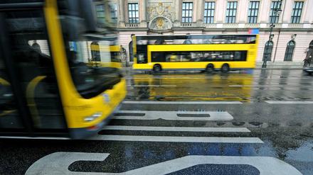 Als Reaktion auf die gestiegenen Fahrgastzahlen setzt die BVG in Zukunft mehr Busse ein. 