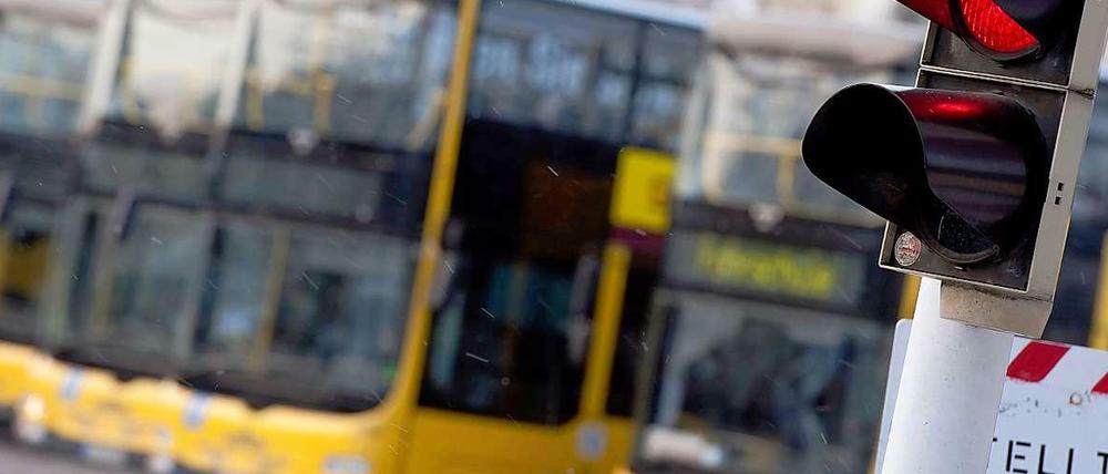 Ein neues BVG Beschleunigungsprogramm zufolge sollten Ampelanlagen Bussen und Straßenbahnen die Vorfahrt gewähren