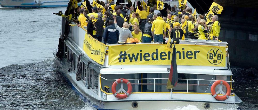 Auch eine Fortbewegungs-Möglichkeit: 2014 schipperten BVB-Fans zum DFB-Pokalfinale über die Spree. Die meisten Fans werden aber BVG und S-Bahn nutzen.