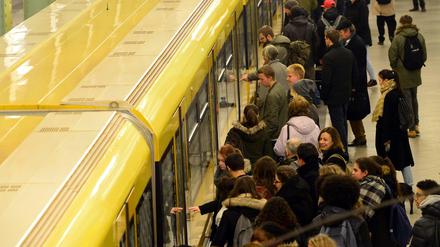 Die Nutzer der U5 werden sich zwischen Strausberger Platz und Alexanderplatz auf Schienenersatzverkehr einstellen müssen.