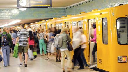 Regeln und Verbote gibt es in Berlins öffentlichen Verkehrsmitteln genug. Es hält sich nur keiner daran.