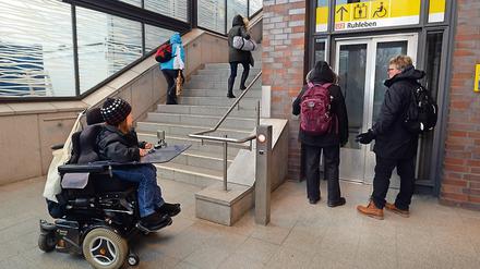 BVG Bahnhof Mendelssohn Bartholdy Platz. Der Fahrstuhl zum Bahnsteig Richtung Westen funktioniert vermutlich wegen den niedrigen Temperaturen nicht. 