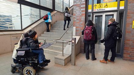 U-Bahnhof Mendelssohn-Bartholdy-Park. Der Fahrstuhl zum Bahnsteig Richtung Westen funktioniert vermutlich wegen der niedrigen Temperaturen nicht. 